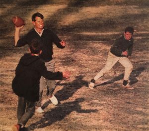 케네디(오른쪽)가 아버지와 함께 축구를 하는 모습, 1963년
