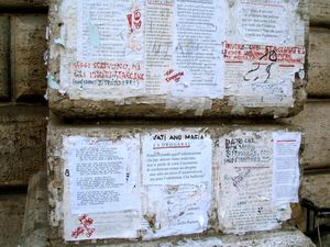 로마의 말하는 조각상 중 하나인 파스키노 기단에 붙여진 현대 파스퀴나드