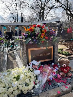 프레슬리의 그레이스랜드 명상의 정원에 있는 묘지