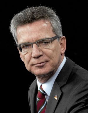 2012년 기자 회견에서 국방부 장관 데메지에르