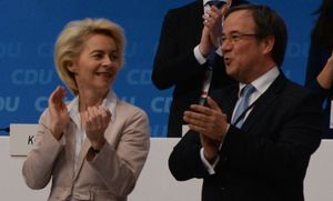 2015년 유럽 위원회 위원장 우르줄라 폰 데어 라이엔과 함께 있는 아르민 라셰트. 당시 그는 기민련 부대표였다.