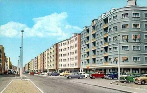 무알라 메인 로드, 1963년. 당시 차량은 1977년까지 영국 관습에 따라 우측 운전석에 있었고 좌측 통행을 했다.