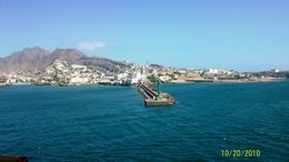 아덴 항의 작은 녹색 등대. 아덴에는 다른 흰색 등대(아덴 등대)도 있다.