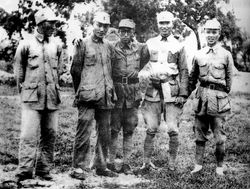 왼쪽부터: 한전기, 량싱추, 황극성, 장아이핑, 웨이궈칭, 1940년 10월 10일 장쑤성, 둥타이에서 신사군 북장쑤 지휘부와 제8로군 제5지대의 회의를 기념하고 있다.