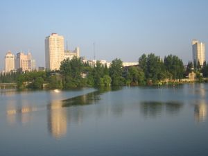 호하 뒤로 보이는 난퉁 스카이라인