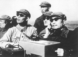 1964년 10월 16일, 첫 핵무기 실험 후 저우언라이에게 보고하는 장아이핑