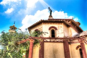 '운하의 수호자'로 알려진 성모 마리아 교회는 이스마일리아에 남아있는 프랑스풍 건축 양식의 여러 사례 중 하나이다.