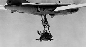 EB-29B-BA (44-84111)매달린 기체가 XF-85