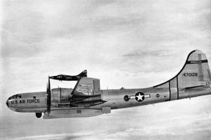 SB-29 (44-70128)화면 뒤쪽에 나란히 비행하는 기체는 F9F-5P 함상 정찰기