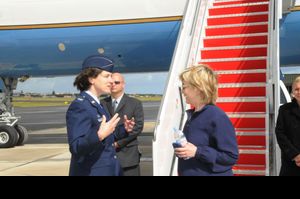 2009년 블랙베리 폰을 들고 있는 힐러리 클린턴