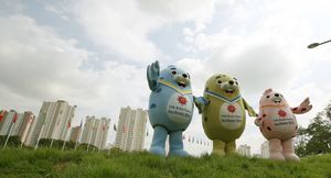 2014년 아시안 게임 마스코트. 왼쪽부터 바라메, 비추온, 추므로. 인천 아시아드 공원에 있는 마스코트 조형물