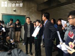 교과서 개정 문제로 시대역량의 황궈창과 린창쭤와도 공투 (2016년 1월 28일)