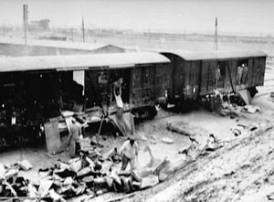 모노비츠 수용자들이 IG 파르벤 재판에서 증거로 제시된 IG 파르벤을 위해 기차에서 시멘트를 내리고 있다.