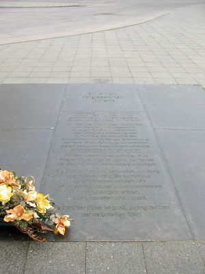 4 티어가르텐슈트라세에 설치된 기념비는 나치 안락사 프로그램의 희생자를 기립니다.