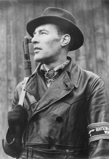 Kar98k 소총을 장비하고 사복 소매에 완장을 부착한 국민돌격대원