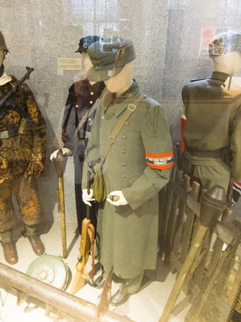 대원 복장의 예. 육군 M40형 코트와 M43형 약모에 잡낭만 착용한 경장비. 대원용 완장만 있고 계급장 등 휘장류는 부착하지 않음. 간이형 소총 VK-98과 M39 알류탄 수류탄을 소지.