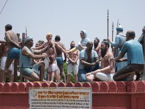 1716년 무굴에 의해 처형된 반다 싱 바하두르의 조각상, 메디아나 사히브.