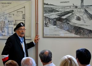 생존자 사무엘 빌렌베르크가 수용소 부지에서 트레블링카 II에 대한 자신의 그림을 발표하는 모습.