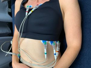 심전도를 받는 환자