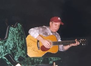 기타를 연주하는 폴 사이먼 (2000년 10월, 올림피아)