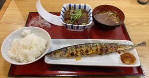 밥, 된장국, 조림과 함께 차려진 식사의 일부인 구운 꽁치