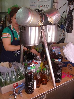 경기도 성남시 모란 민속장의 한 방앗간에서 참기름을 짜는 모습