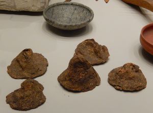 빵의 원뿔형 덩어리는 고분에 남겨진 부장품으로, 고대 이집트의 게벨레인에 있는 대묘에 그대로 배치되어 있다. 기원전 2435-2305년