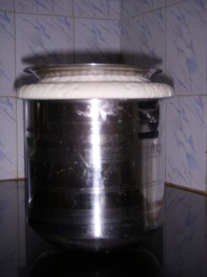 쌀과 렌즈콩(Vigna mungo)으로 만들어 발효시켜 이드리와 도사를 굽는 반죽