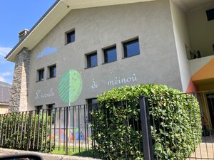 샤르방소 플랑-펠리나즈에 있는 초등학교 표지판("L'icoula di mèinoù", "어린이 학교"라는 뜻) 발도탱 표지판