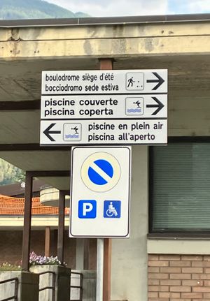 샹바를레(아오스타)의 이중 언어 도로 표지판, 프랑스어가 이탈리아어보다 먼저 표기됨.