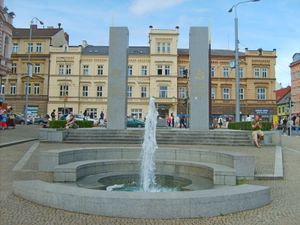 미국 육군의 제16 기갑 사단 기념비. 플젠의 주요 상업 대로인 Americká에 위치하고 있다.