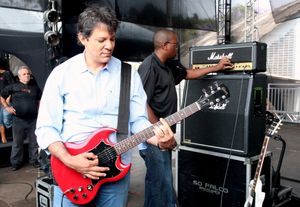 아다지, SG Gibson 기타를 치는 모습