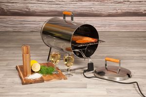 내부에 훈제 연어 슬래브가 있는 전기 훈연기