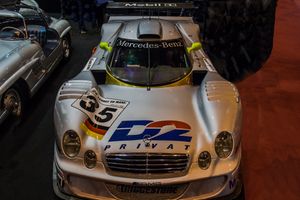 전시된 은색 폐쇄형 콕핏 스포츠카