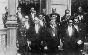 워싱턴 루이스와 1926년 내각. 바르가스는 두 번째 줄 왼쪽에서 첫 번째로 재무부 장관으로 앉아 있다.