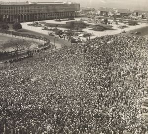 1954년 8월 26일 제툴리우 바르가스 대통령의 시신을 리우데자네이루에서 상보르자로 운구하는 동안 공항 앞에 모인 군중