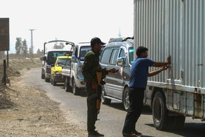 RISF이 검문소에서 차량을 검사하고 있다, 2018년 8월 18일