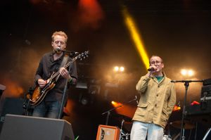 알 도일과 알렉시스 테일러가 2013년 스웨덴 스톡홀름에서 열린 Popaganda Music Festival에서 공연하고 있다.