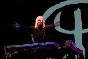 에릭 무케, 딥 포레스트 공동 창립자가 무대에서 라이브 공연을 하고 있다.