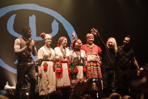 2017년 콘서트 후 민속 그룹 오임 (Oyme)과 함께 박수를 받는 딥 포레스트 멤버들