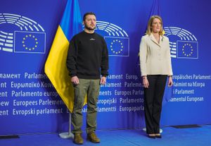 2023년 2월 9일 유럽 의회에서 우크라이나 대통령 볼로디미르 젤렌스키와 만나는 메촐라