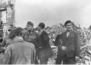 1944년 7월 파괴된 생 로시의 주민들과 대화하는 도리오