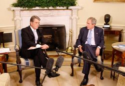 2008년 당시 빅토르 유셴코 대통령(왼쪽)과 미국 대통령 조지 W. 부시(오른쪽)의 회담 모습. 대통령은 국제 관계에서 우크라이나를 대표한다.