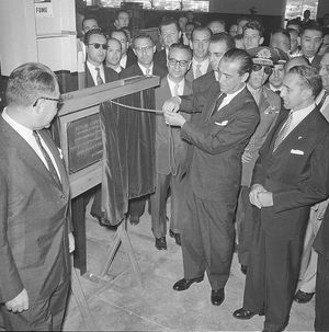 1959년 쿠비체크 대통령이 상 조제 두스 캄푸스에서 제너럴 모터스 공장 개장식에 참석한 모습