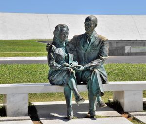 JK 기념관 앞에서 쿠비체크와 그의 부인 사라를 기리는 기념물