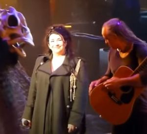 2014년 9월 런던 해머스미스 아폴로에서 열린 Before the Dawn 공연 중 부시의 모습