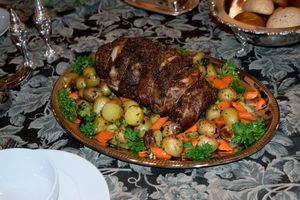 구운 감자와 당근을 곁들인 보스턴 버트 로스트