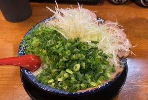 얇게 썬 '네기'를 얹은 일본 라멘