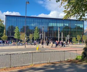 원 엘름우드는 퀸스 학생회와 학생 안내 센터를 모두 수용하고 있다.