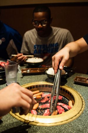테이블에 원형 그릴이 내장된 테이블